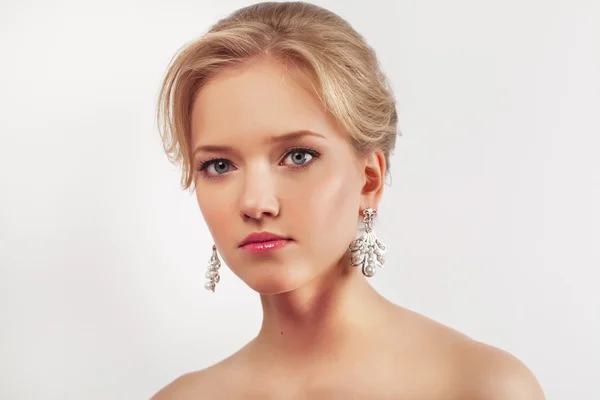 Femme de beauté avec coiffure et maquillage de mariage. La mode de la mariée. (') — Photo