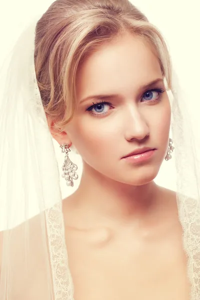 Schönheit Frau mit Hochzeitsfrisur und Make-up. Brautmode. j — Stockfoto