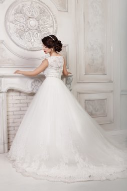 seksi esmer güzel şık bir saç modeli ile. Gelinlik