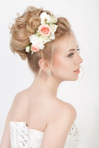 Beauty woman with wedding hairstyle and makeup. Bride fashion. — Stock Photo, Image