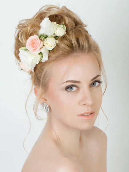Beauty woman with wedding hairstyle and makeup. Bride fashion. — Stock Photo, Image