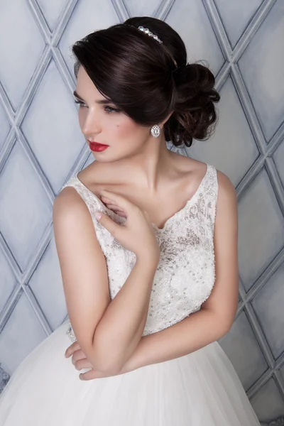 Beautiful sensual brunette with elegant hairstyle. Wedding dress — Stock Photo, Image