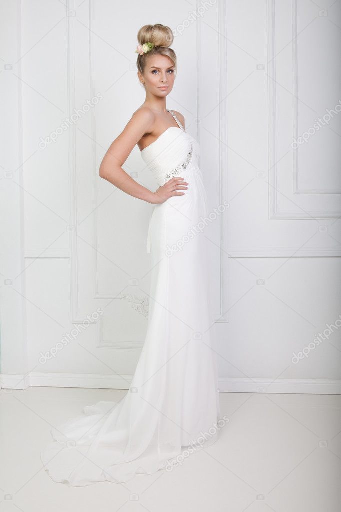 Mulher De Beleza Com Penteado De Casamento E Maquiagem. Moda De Noiva . Fotos, Imagens De © Olesemenova #48817417