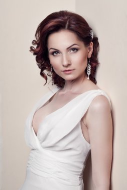 güzel seksi kadın şık bir saç modeli ile. perfe kadınla