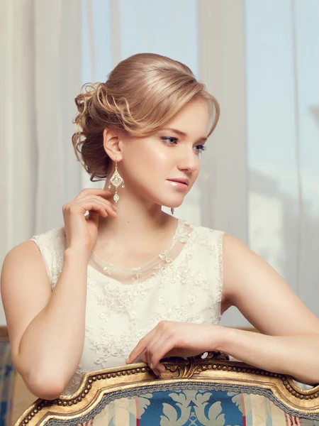 Beauty woman with wedding hairstyle and makeup. Bride fashion. J — Stock Photo, Image