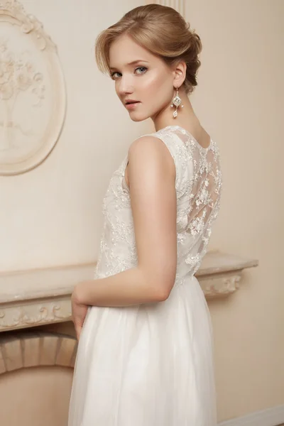 Bellezza donna con acconciatura da sposa e trucco. Moda da sposa. J — Foto Stock