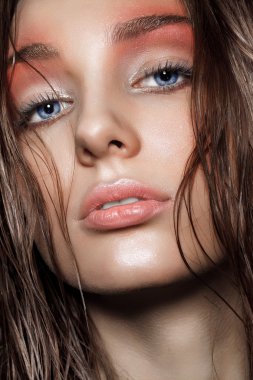 güzel bir genç kadının portresi. mükemmel bir makyaj. moda fotoğraf