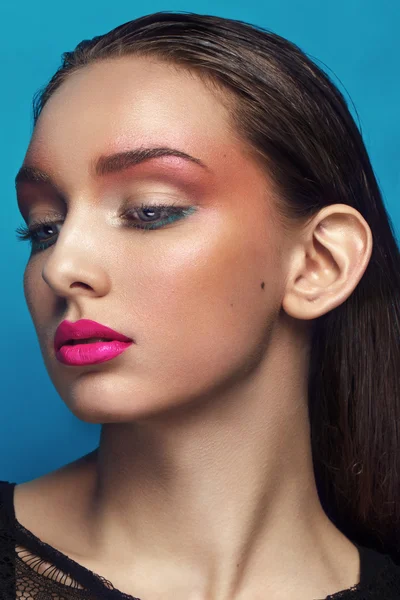 Porträtt av vacker ung kvinna. perfekt makeup. mode foto — Stockfoto