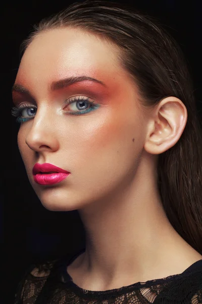 Retrato de una hermosa joven. Maquillaje perfecto. Foto de moda — Foto de Stock