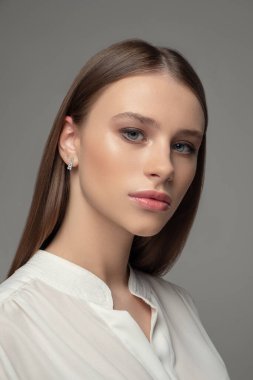 Uzun saçlı, güzel bir kadın. Narutal makyaj..