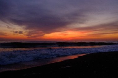 Denizde kırmızı-turuncu gün batımı