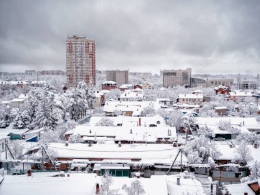 Krasnodar, Rusya - 21 Ocak 2022: Atlantik kar fırtınası Krasnodar, Güney Rusya 'yı vurdu. Doğal felaket ama çok güzel. Karla kaplı şehrin yukarıdan görünüşü.
