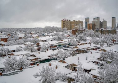 Krasnodar, Rusya - 21 Ocak 2022: Atlantik kar fırtınası Krasnodar, Güney Rusya 'yı vurdu. Doğal felaket ama çok güzel. Karla kaplı şehrin yukarıdan görünüşü.