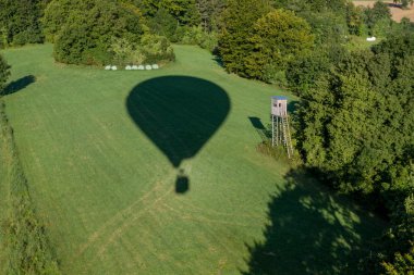 sıcak hava balonu gölge ile yeşil alanı gizle