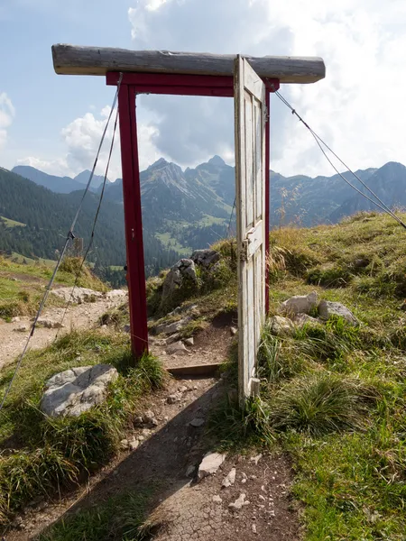 Open deur in de Alpen — Stockfoto