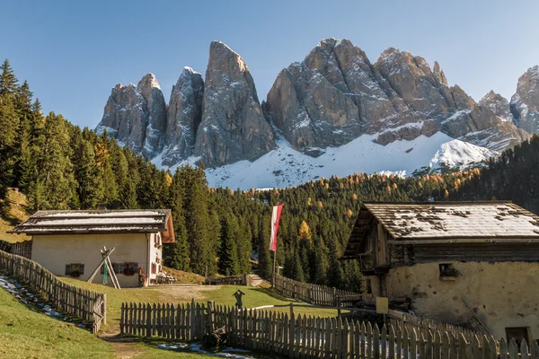 Geisler peak ön planda alp ile — Stok fotoğraf