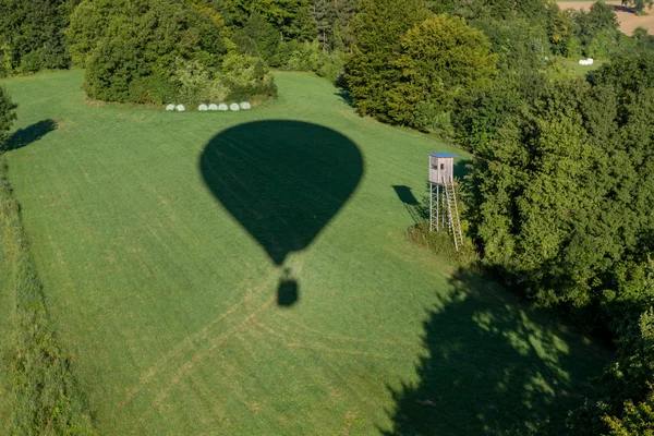 Ombra mongolfiere su campo verde con pelle — Foto Stock