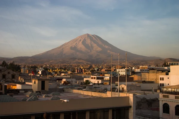 Vulcano Misti con Arequipa in Perù — Foto Stock