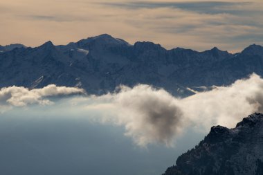 gerçeküstü bulut atmosfer