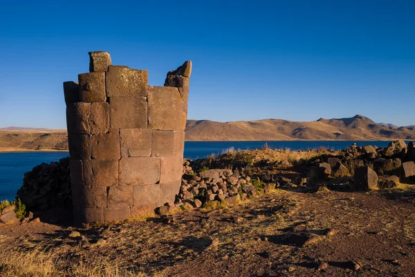 derin mavi göl bg ile Peru sillustani