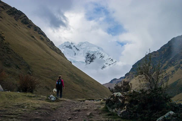 Μοναχική γυναίκα σε μια διαδρομή στο βουνό — Φωτογραφία Αρχείου