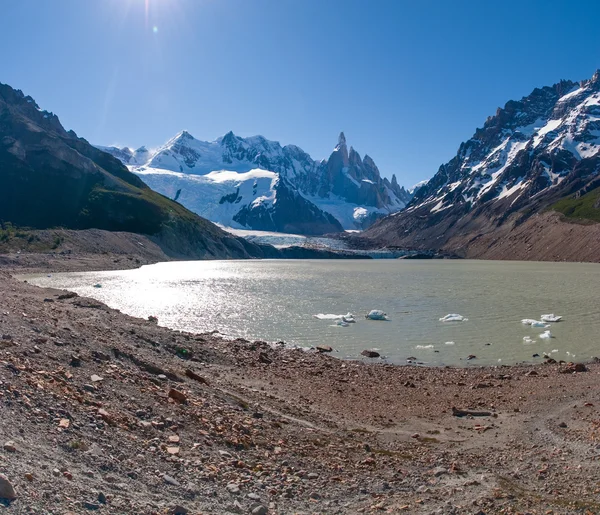 Cerro Torre da vicino alla laguna — Foto Stock