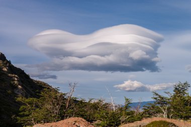 bulut fantastik şeklinde görülen torres del paine Şili