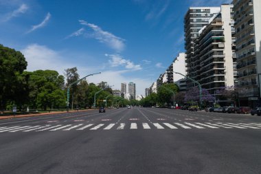 buenos aires Caddesi on iki şeritli