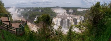 Iguacu Arjantin'de yağmurun ortasında düşüyor