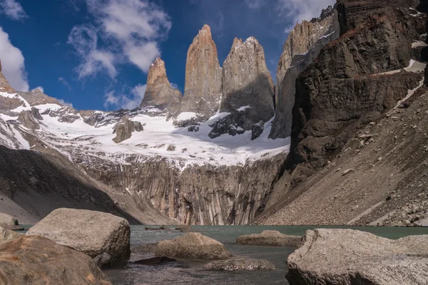 Torres del paine no Parque Nacional do Chile com lago — Fotografia de Stock