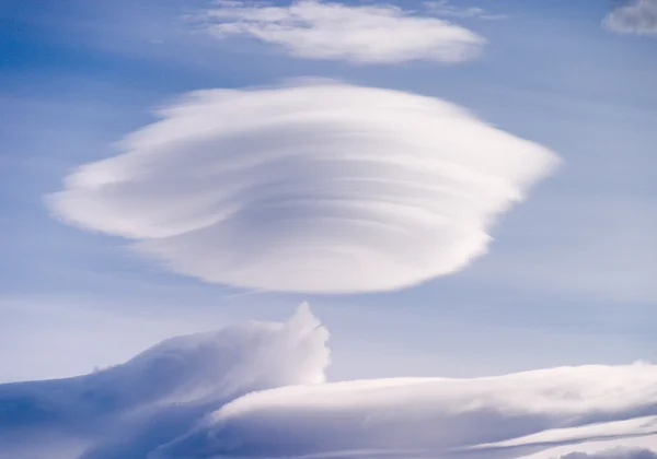 Nuvola dalla forma fantastica vista a Torres del paine in Cile — Foto Stock