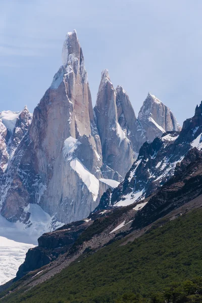 Cerro torre van trekking weg post naar het basiskamp — Stockfoto