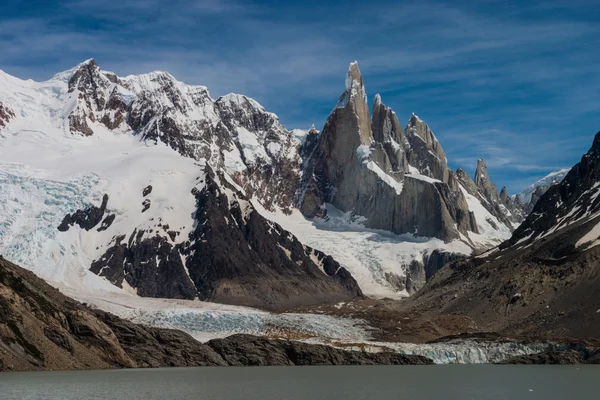 Cerro torre adlı mükemmel hava hiçbir bulutlar!!! — Stok fotoğraf