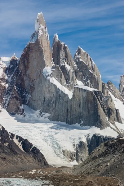 Cerro torre w perfect Pogoda nie chmury pionowe — Zdjęcie stockowe