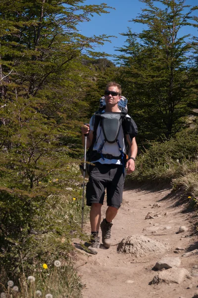 Man op een trekking parcours dicht bij fitz roy in Argentinië — Stockfoto