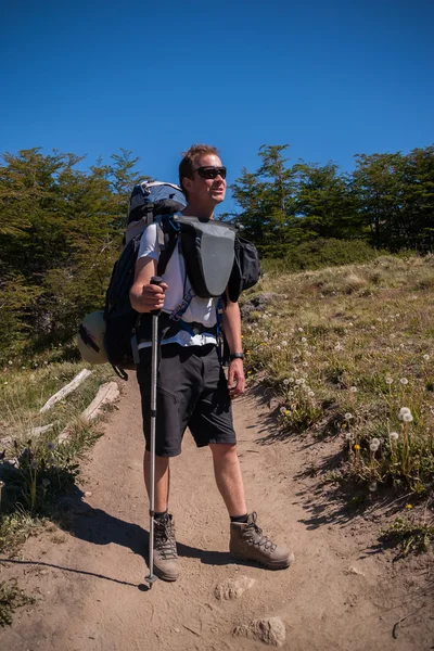 Man op een trekking parcours dicht bij fitz roy in Argentinië — Stockfoto