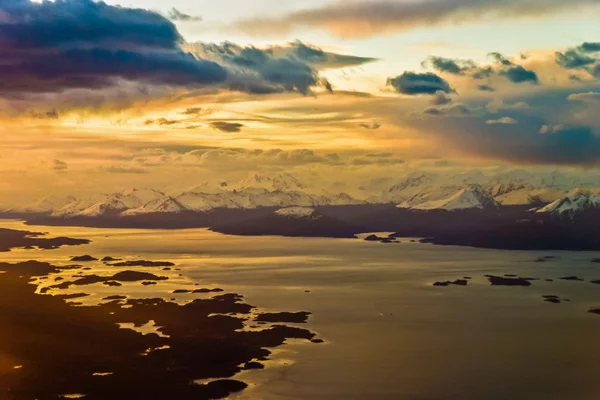 In het vliegtuig dichtbij ushuaia zonsondergang stemming — Stockfoto
