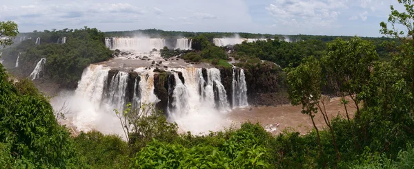 The Iguacu falls in Argentina Brazil in the middel of the rainforrest — Stock Photo, Image