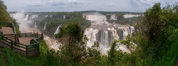 Iguacu Falls i Argentina i Middel av rainforrest — Stockfoto