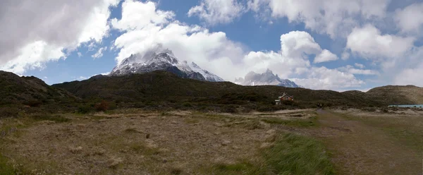 Torres del paine no Parque Nacional do Chile com lago — Fotografia de Stock