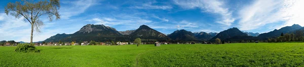 Oberstdorf se zelenými poli PANORAMA — Stock fotografie