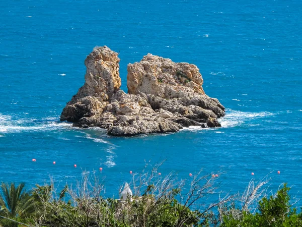 Mar de Turqouise na Sicília Itália com pequena ilha — Fotografia de Stock