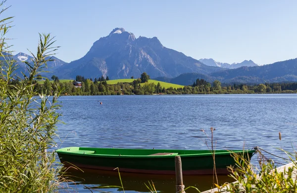 阿尔卑斯山与湖、 跑道和船的全景 — 图库照片