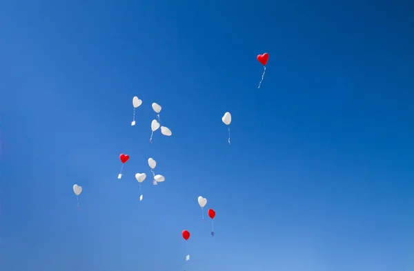 Palloncini di cuore al cielo — Foto Stock