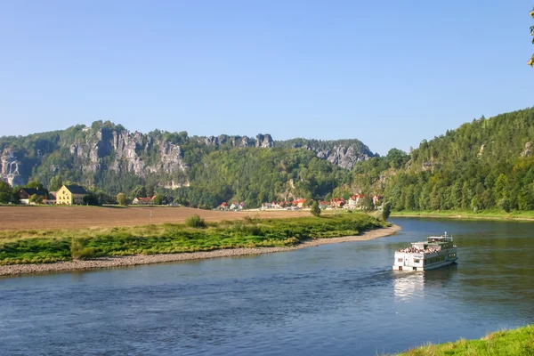 Bastei com rio Elba e barco na Saxônia — Fotografia de Stock