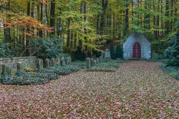 Bos begraafplaats met kapel — Stockfoto