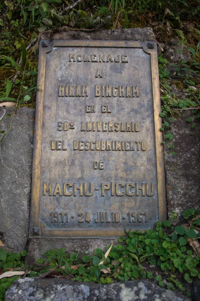 Sign at Machu picchu about Hiram Bingham — Stock Photo, Image