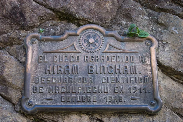 Sign at Machu picchu about Hiram Bingham — Stock Photo, Image