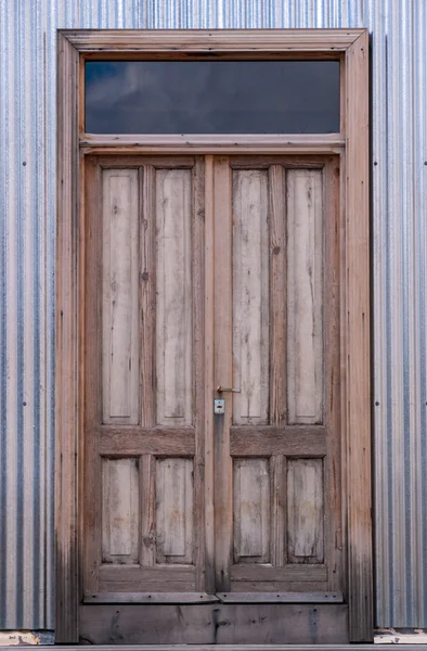 Puerta de madera en metal corrugado —  Fotos de Stock