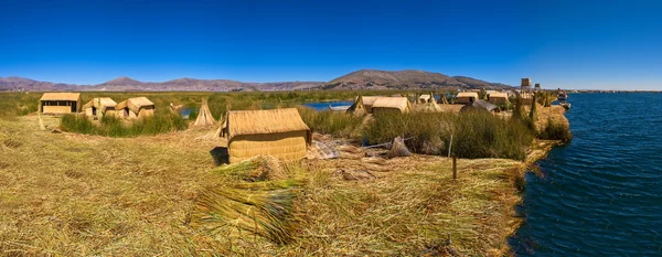 Titicaca gölü, peru uro kulübe üzerinde yüzen ada panorama